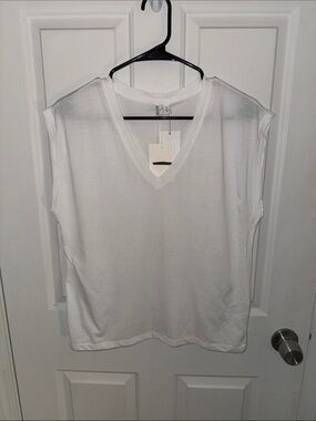 Nordstrom Women’s White Sleeveless Vneck Tee Sz Sm